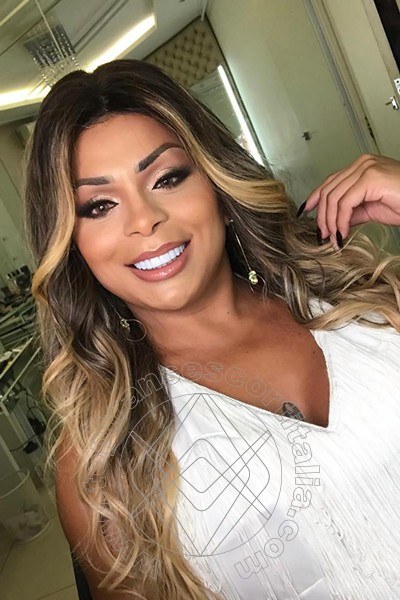 Foto selfie 29 di Thayla Santos Pornostar transescort Milano