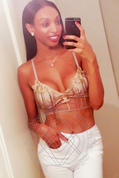 Foto selfie 34 di Naomi Closed transescort Milano