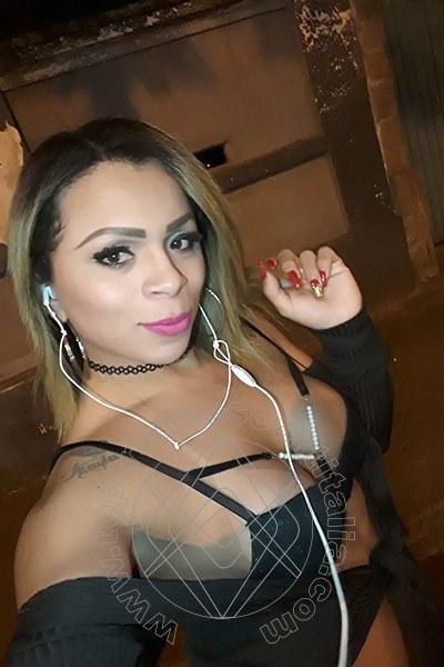 Foto selfie 36 di Thayla Santos Pornostar Brasiliana transescort Bergamo