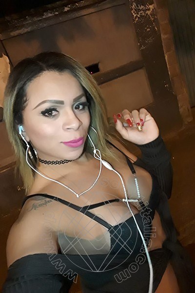 Foto selfie 36 di Thayla Santos Pornostar transescort Milano